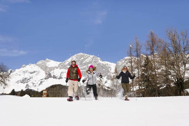 3 Personen beim Schneeschuhwandern